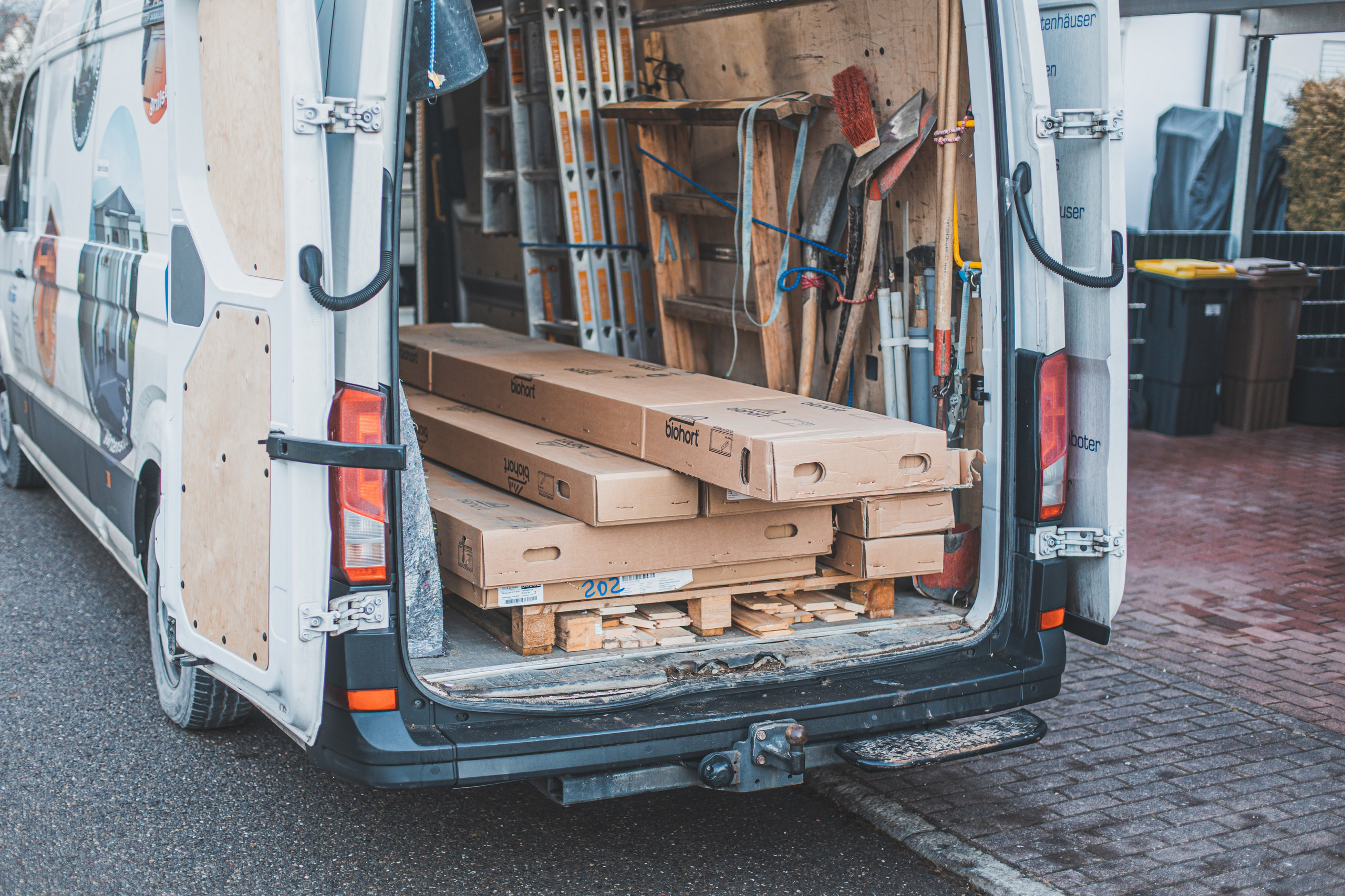 Unsere Monteure bringen die Ware am vereinbarten Montagetermin mit