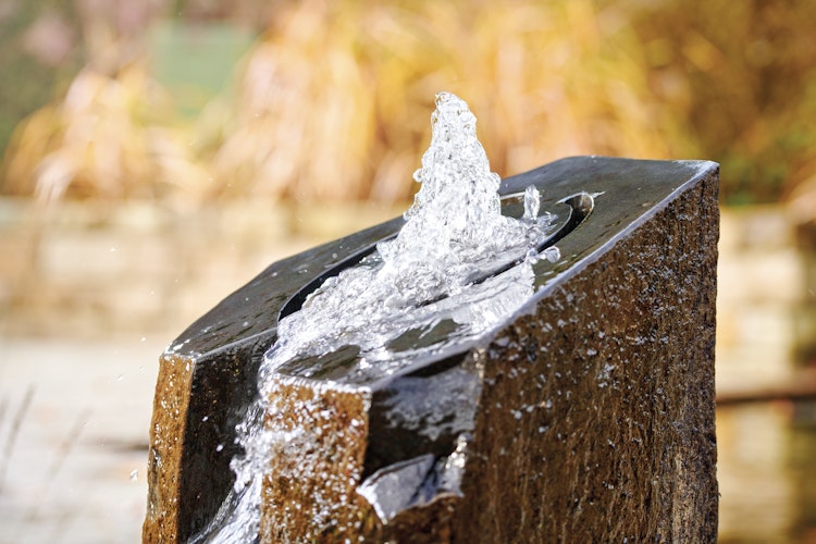 Oase Wasserspiel- & Brunnenpumpe Aquarius Universal Classic 2000 / 12 V