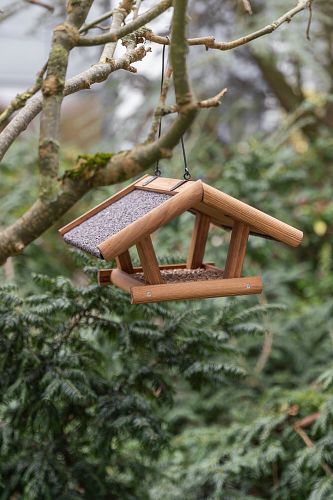 TRIXIE Futterhaus zum Aufhängen, Kiefernholz, 30 × 18 × 28 cm, braun
