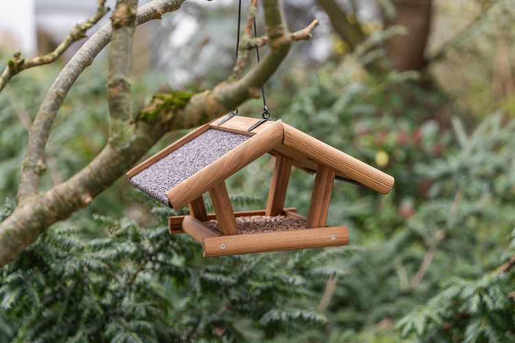 TRIXIE Futterhaus zum Aufhängen, Kiefernholz, 30 × 18 × 28 cm, braun