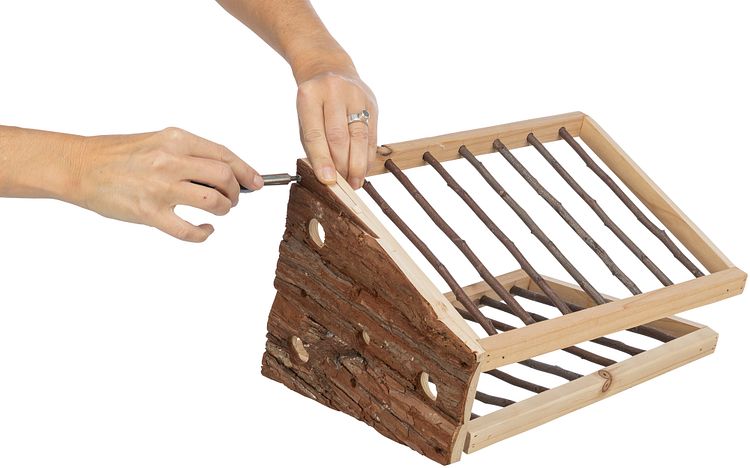 TRIXIE Heuraufe mit Boden und Dach, Rindenholz, 40 × 22 × 30 cm